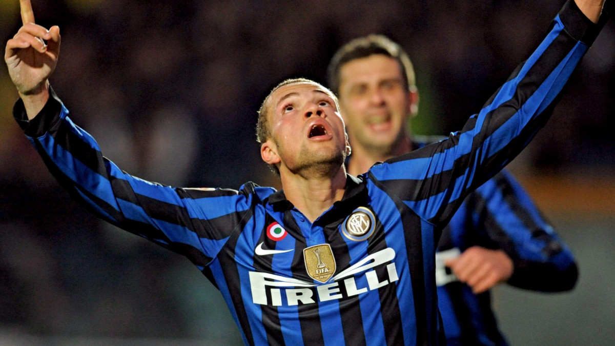 Siena 2011. november 27.Luc CASTAIGNOS, az Inter Milan játékosa ünnepli gólját az olasz első osztályú labdarúgó-bajnokság (Seria A) AC Siena-Inter Milan mérkőzésén, Sienában. (MTI/EPA/Maurizio DeglInnocenti)