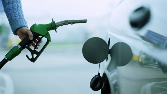 Tovább csökken szerdától az üzemanyagok ára - a nap hírei