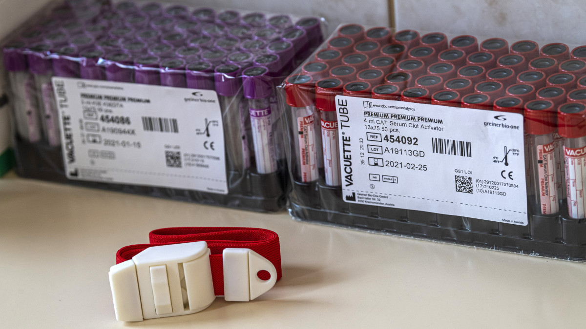 Vérvételre előkészített csövek a koronavírussal érintett új betegek fogadására kialakított egyik osztályon a fővárosi Szent László Kórházban 2020. március 16-án.
