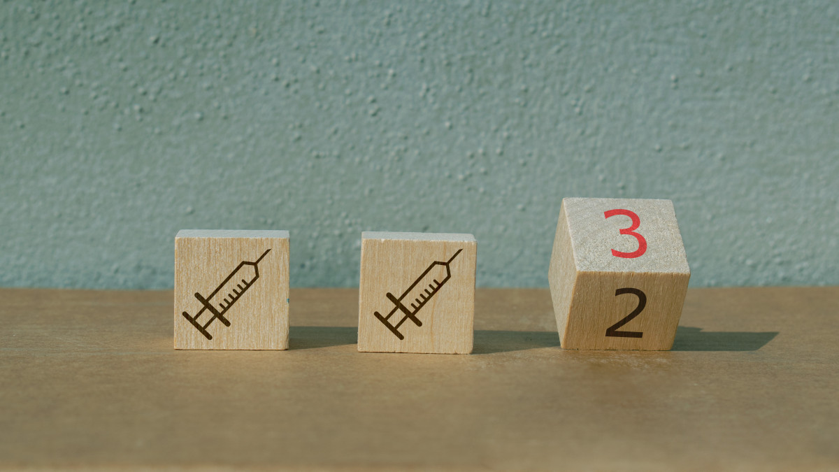 Újabb egészségügyi konteó: az mRNS-vakcina és a „turbó rák” kapcsolata