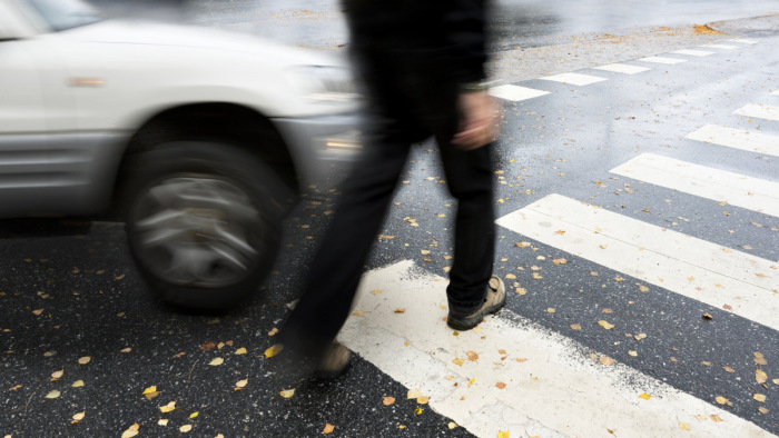 Taxis elé szaladt egy gyalogos Budapesten, valószínűleg a sofőr járt rosszabbul – videó