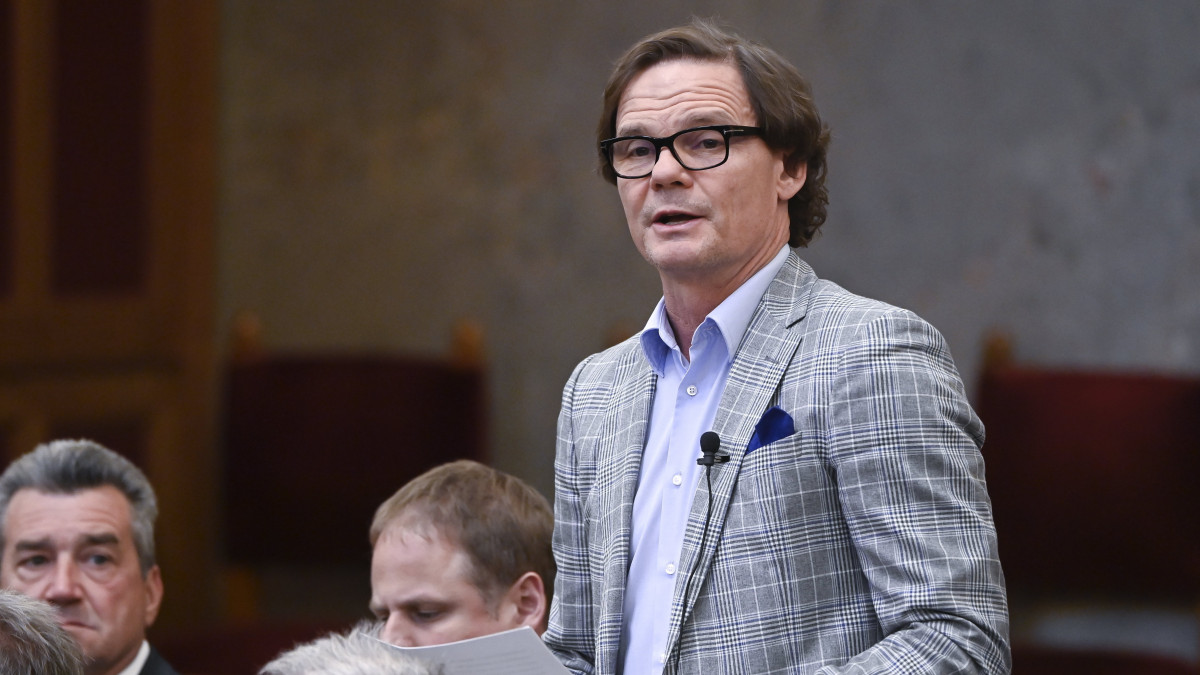 Újabb közismert fideszes politikus lép vissza