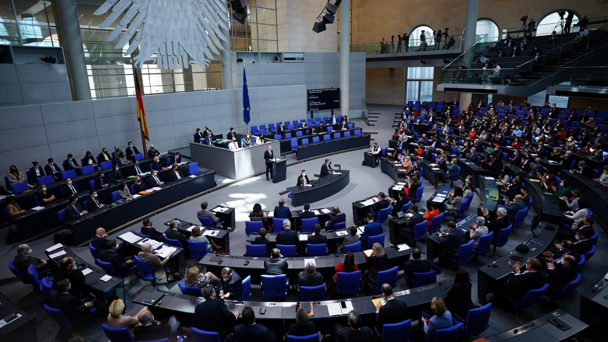Hiába a német recesszió, évtizedek óta a legnagyobb fizetésemelés jön a Bundestagban