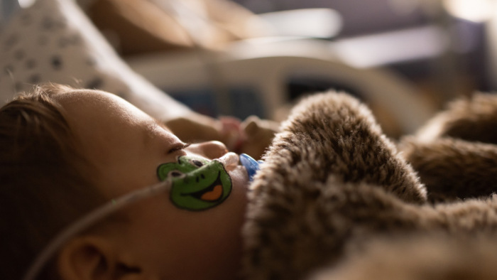 Emellett a Covid és az influenza is eltörpül – ez a vírus most a fő gond