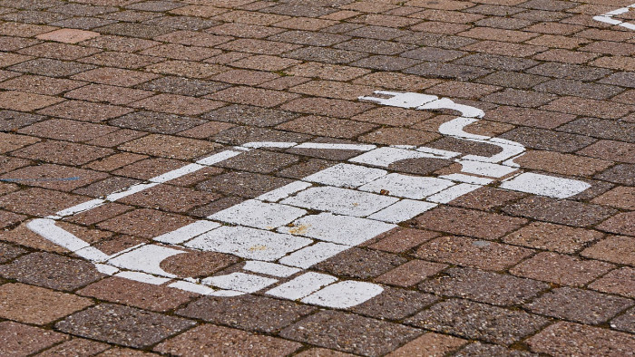 Megszűnő parkolási kedvezmények, itt a villanyautósok fontos listája