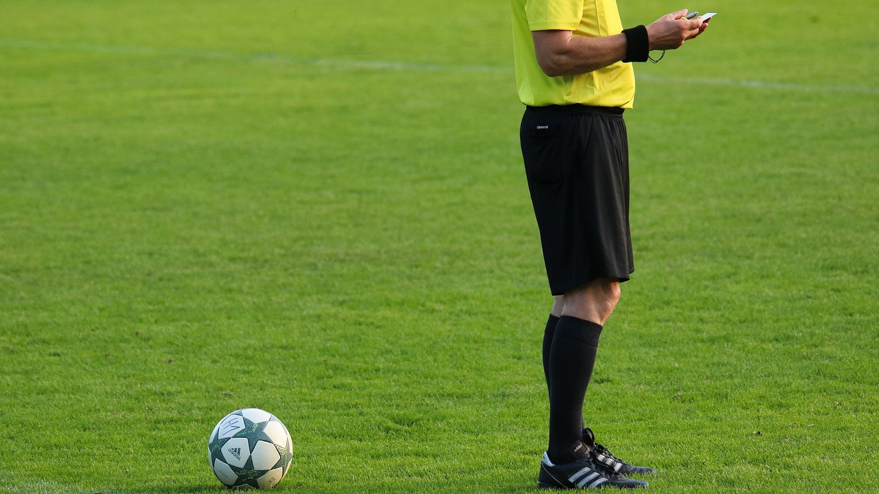 Magyar bíró dirigálja a sporttörténeti 1000. vb-meccset