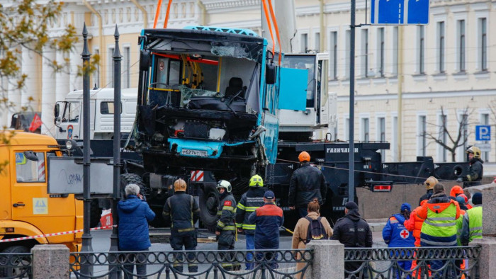 Döbbenetes videó a Szentpéterváron folyóba zuhant busz belsejéből
