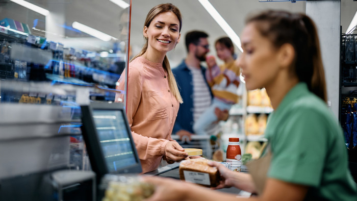 Elemző: a béremelkedés is segítette, hogy több pénzt hagyunk a boltokban