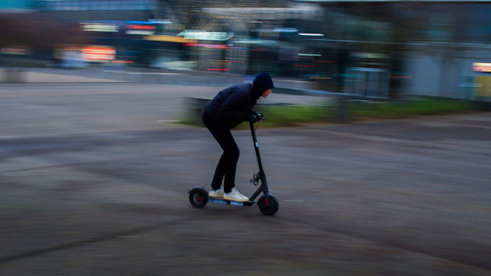 Egy magyar városnak elege lett a rollerekből, tilalom közeleg