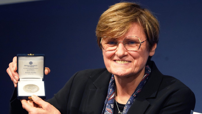 Udvaros Dorottya kelti életre Karikó Katalin történetét
