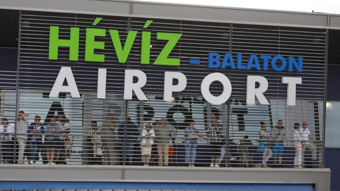 Áttörés a balatoni reptéren, tömegek jöhetnek közvetlenül