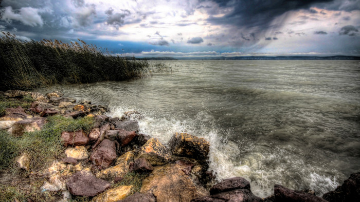 Durva vihar sújtott le a Balatonra, extrém széllökésekkel