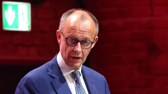 Sorra kapja a hazai pofonokat a német kancellár, eddig nem látott helyzet állt elő