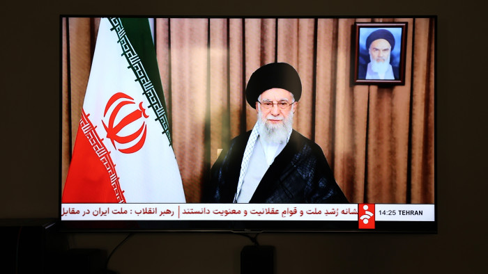 Iránban elhalasztották Ali Hamenei szertartásos temetését