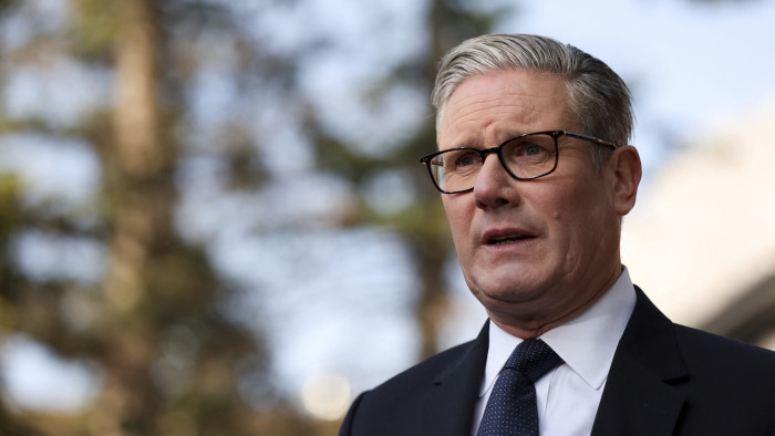 Megint a brit miniszterelnök fejét követelik az Epstein-botrány miatt