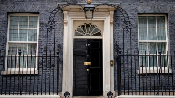 Tovább hullanak a fejek a Downing Streeten az Epstein-botrány miatt