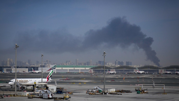 Rakéta csapódott a dubaji repülőtérbe, kitört a pánik