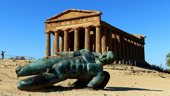 Ki nem találná, hogy melyik testrészével húzta el egy férfi az autóját