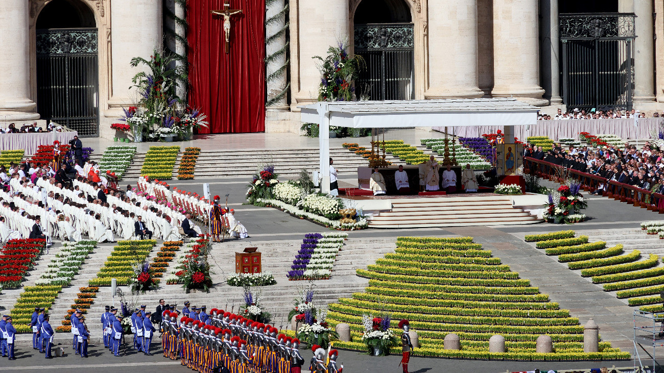 XIV. Leó pápa imavirrasztást hirdetett meg a békéért, és elmondta az Urbi et Orbi áldást