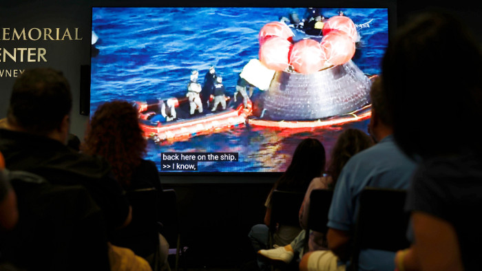 Hazatértek a Földre a Holdat megkerülő űrhajósok – fotók