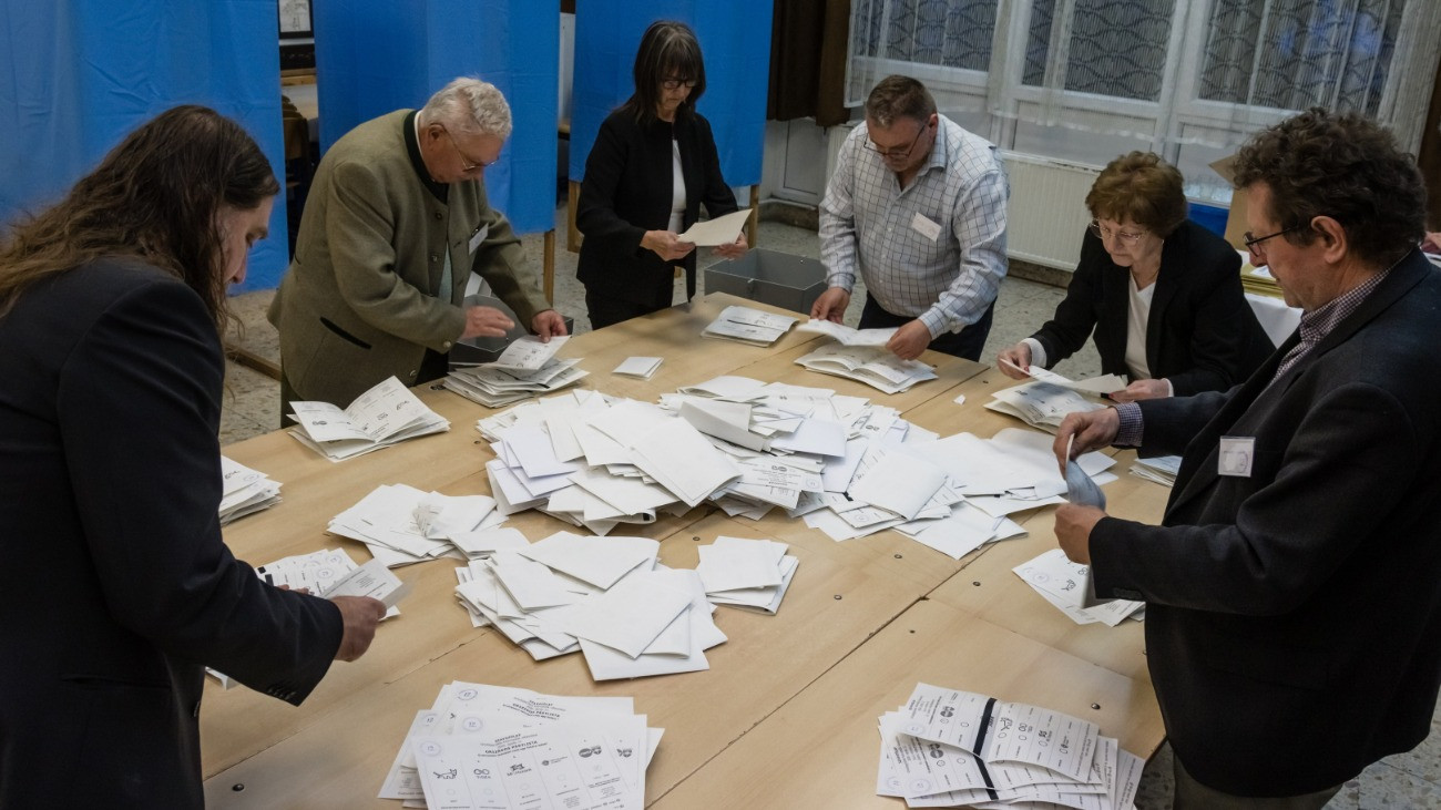 Már 140 mandátuma van a Tisza Pártnak – újabb körzetben változott az eredmény