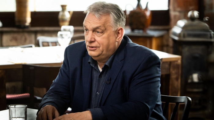 Orbán Viktor utazik, rögtön meg is szólalt