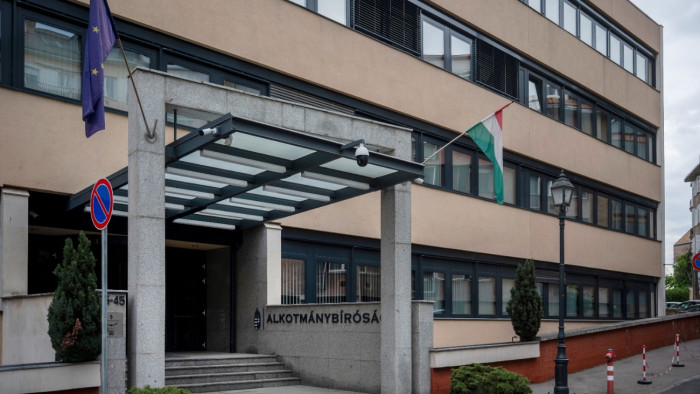 Négynél is több alkotmánybírának kell hamarosan távoznia egy új módosítás szerint