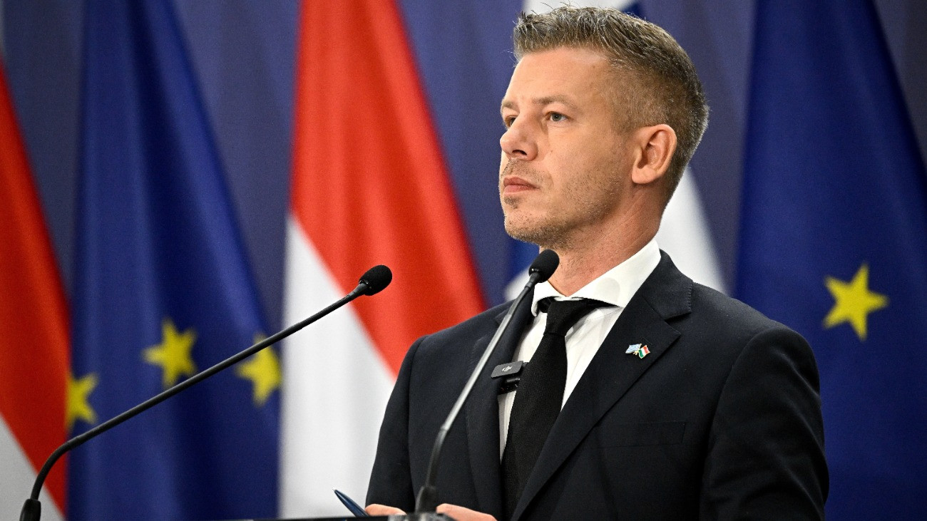 Magyar Péter üzent „a magukat elemzőnek, politikusnak vagy újságírónak nevezőknek”