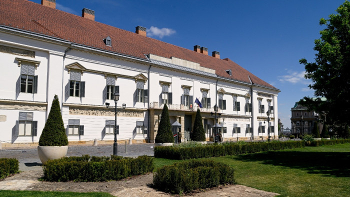 Szabad idősávok a Sándor-palotában!