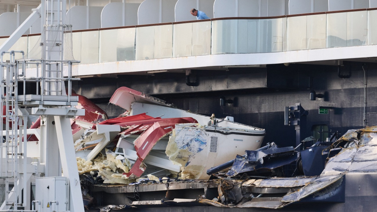 Két konténerhajónak csapódott a több ezer utast szállító óceánjáró